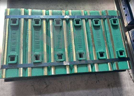 Concrussione di calcestruzzo con impatto di piastra di acciaio martensitico